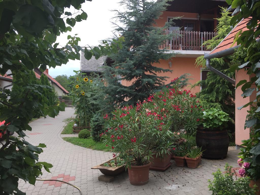 Valentin Vendeghaz Hotel Balatonlelle Exterior photo